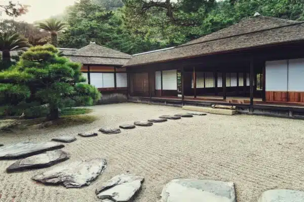 Créez un jardin japonais traditionnel pour apporter une touche zen à votre extérieur