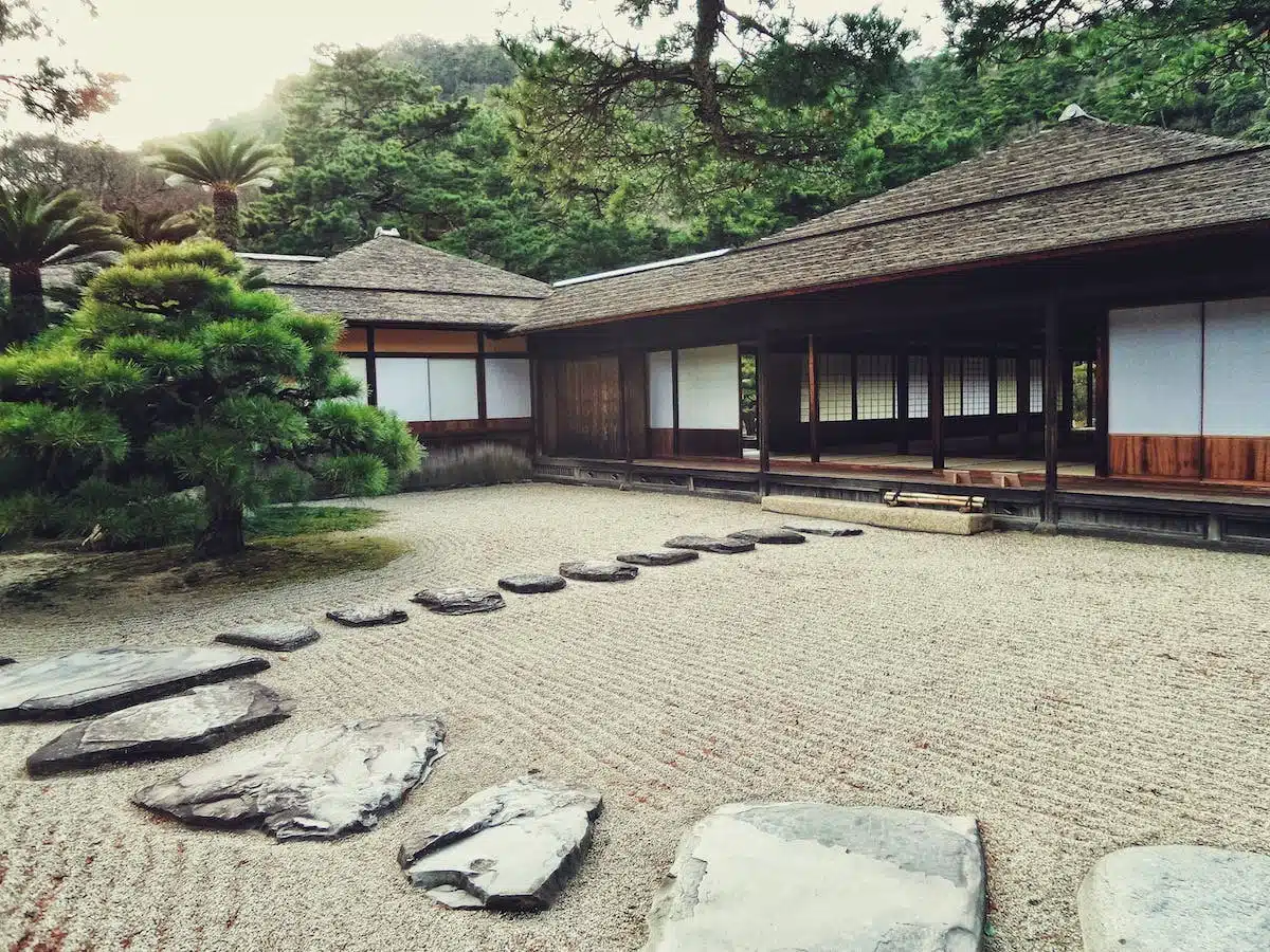 Créez un jardin japonais traditionnel pour apporter une touche zen à votre extérieur