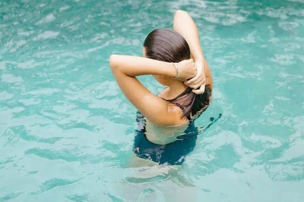 Comment protéger ses cheveux à la piscine ?