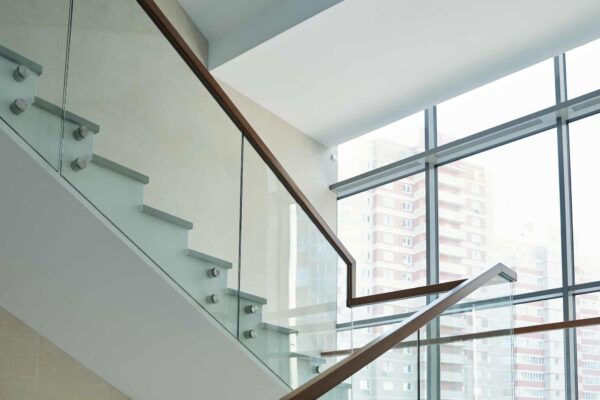 Modernité à chaque marche : Découvrez les rambardes d’escalier en verre