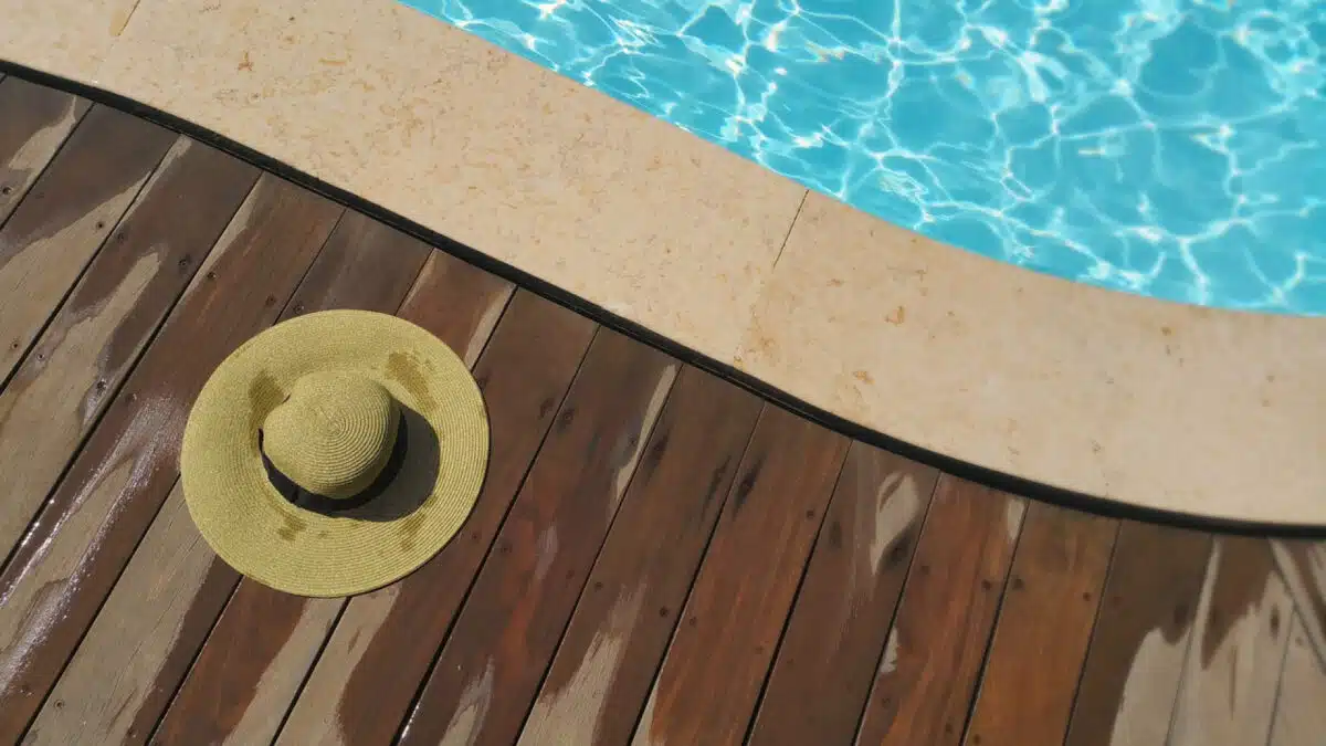Quels sont les avantages d'une serre de piscine sur mesure ?
