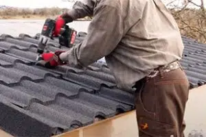 Comment couvrir le toit d’une cabane ?